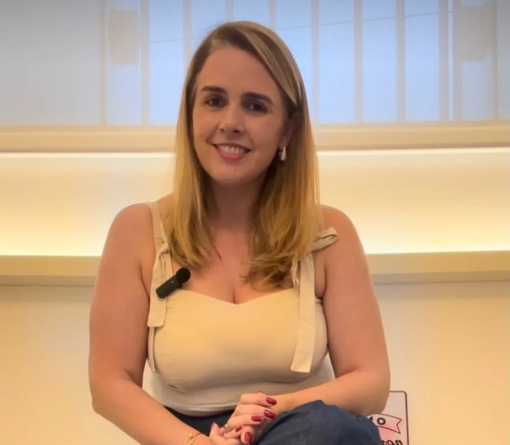 Geyza Nogueira sentada no consultório